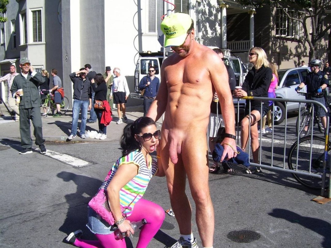 Chicos desnudos en las calles de la ciudad