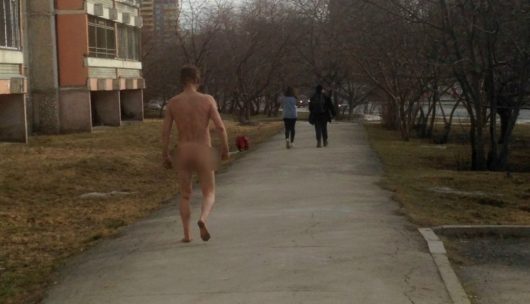 Chicos desnudos en la calle