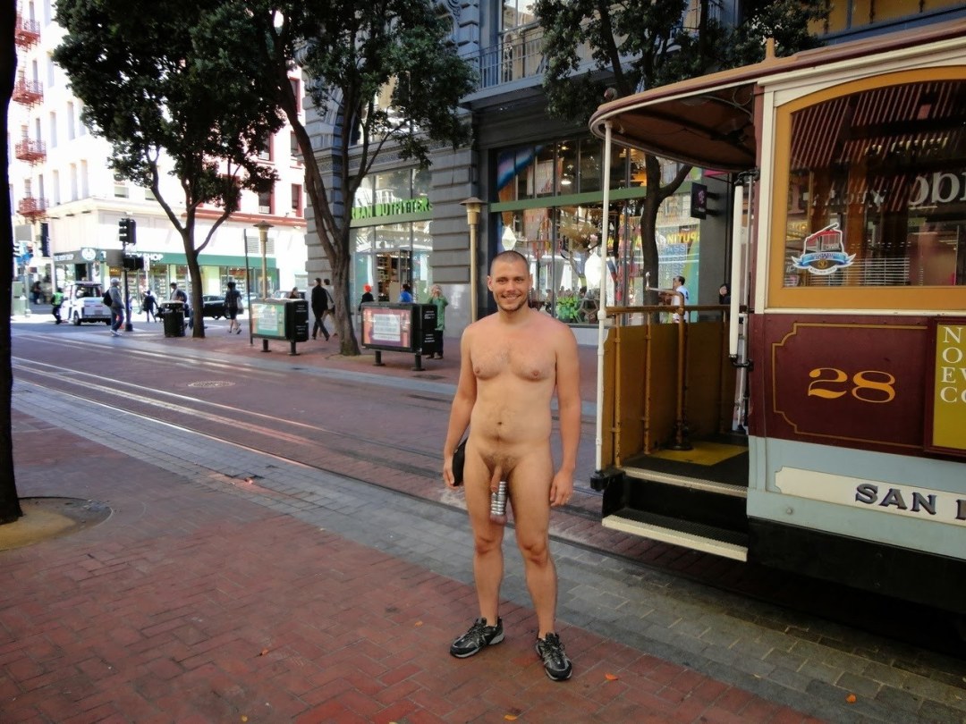Chicos desnudos en las calles de la ciudad