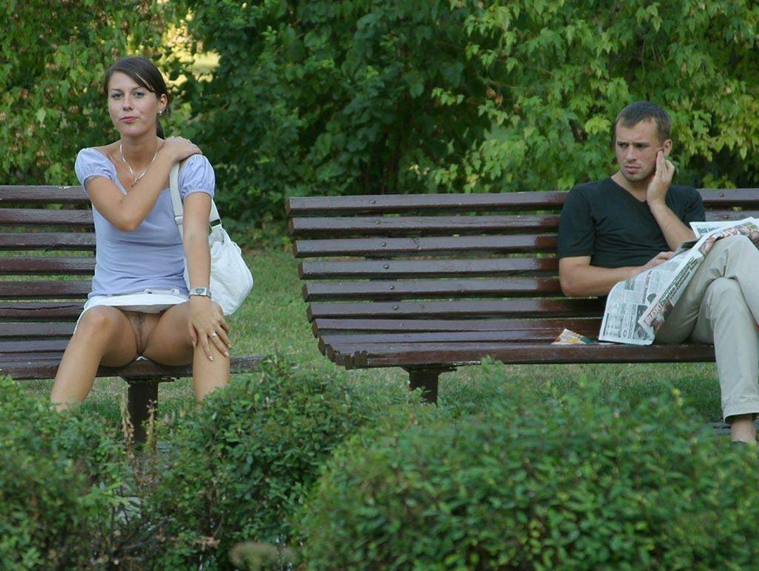 Chica en un banco sin bragas