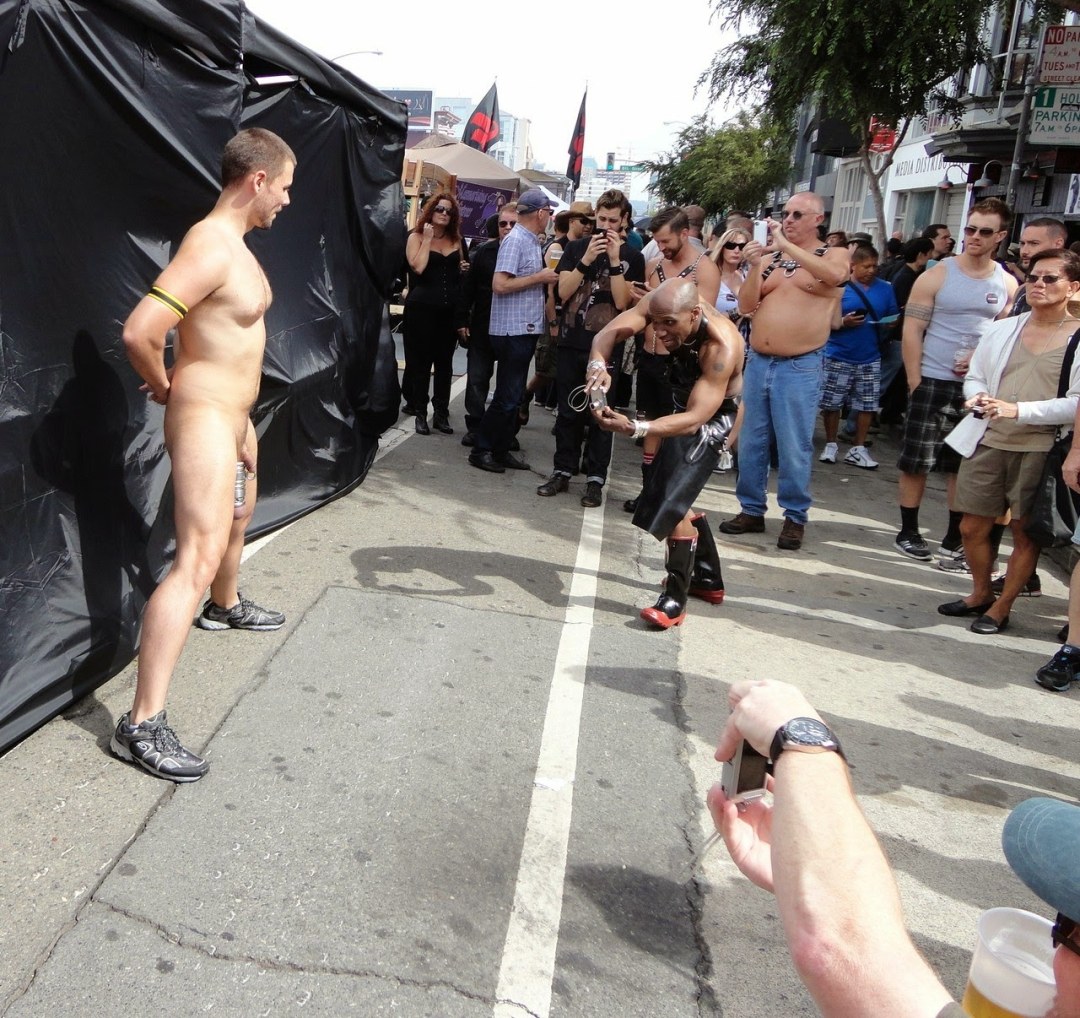 Hombres desnudos en público