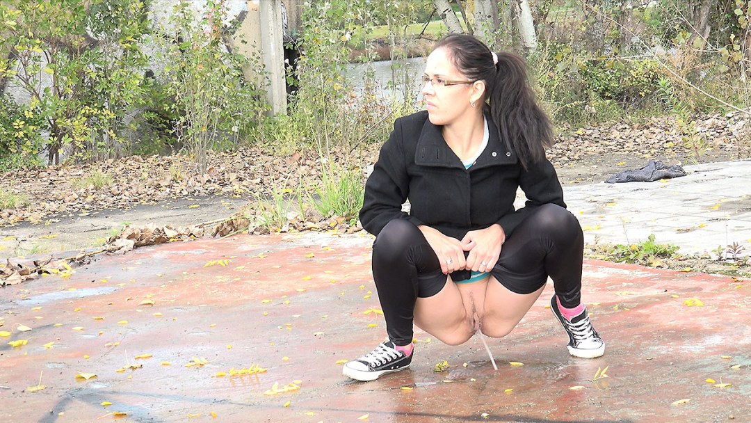 Pissing de mujeres en la calle