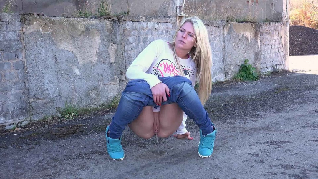 Las chicas son golpeadas en la calle
