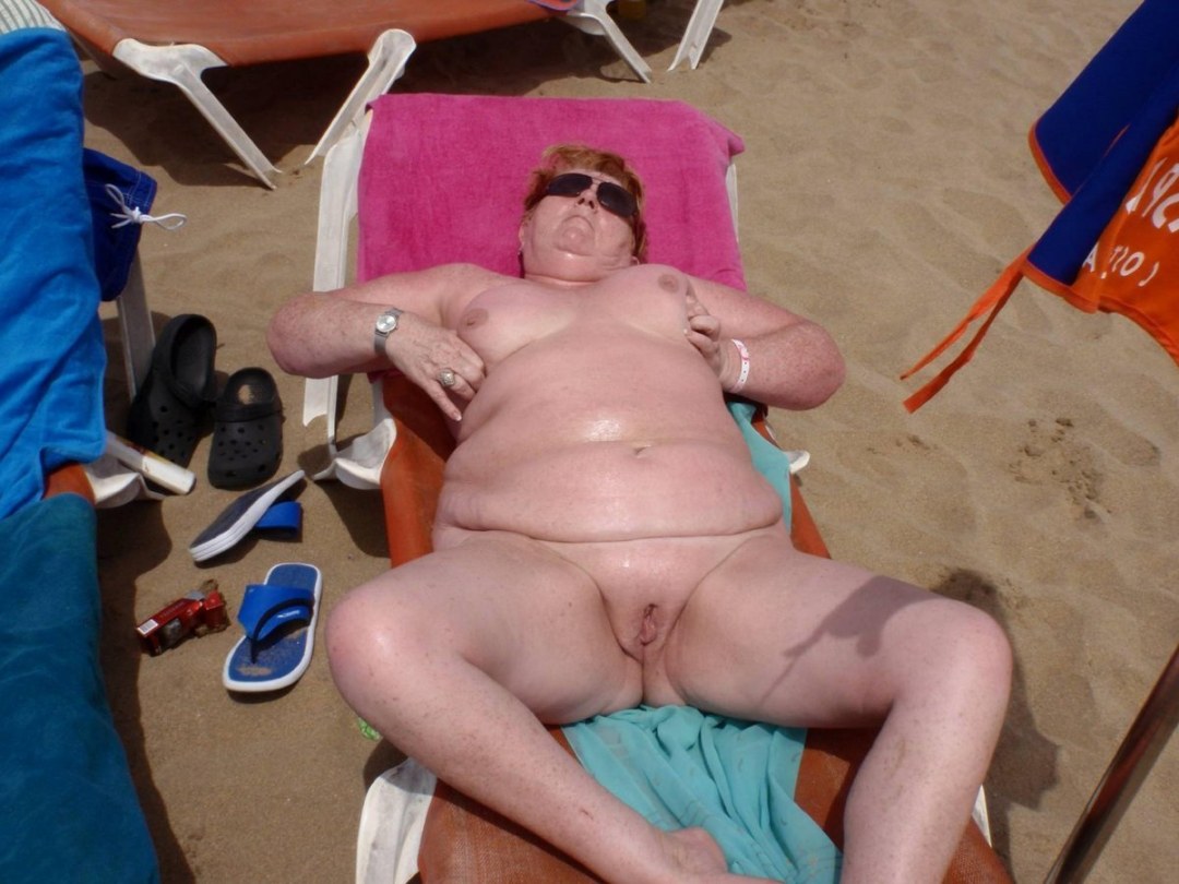 Viejas abuelas gruesas en la playa