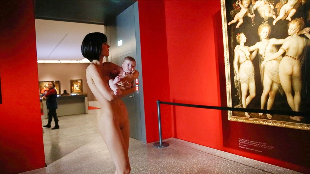 Gente desnuda en el museo