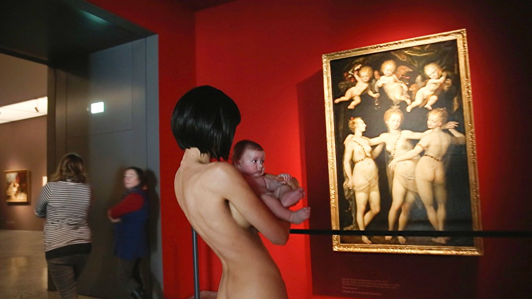 Sesión de fotos erótico en el museo