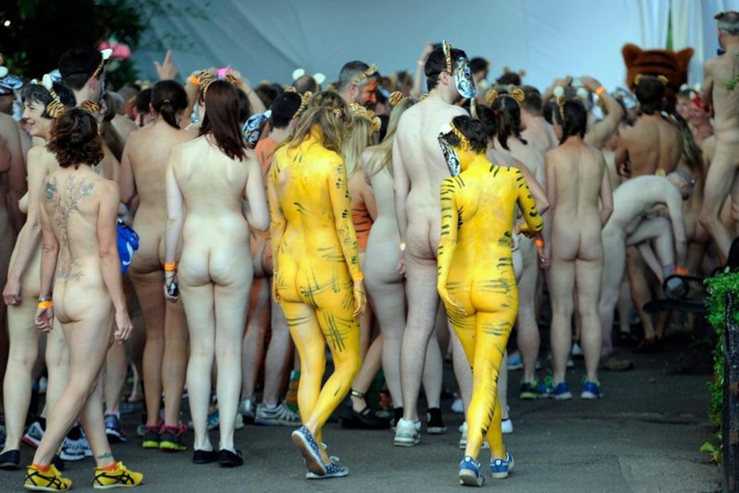 Mujeres desnudas en el festival