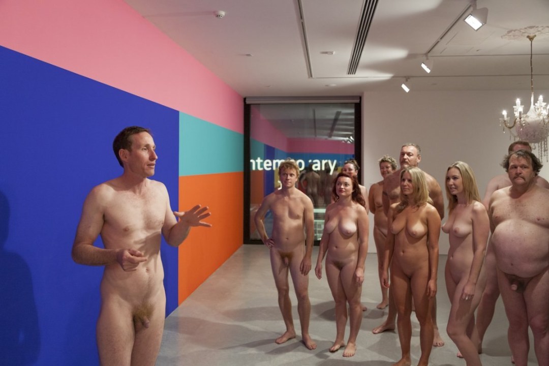 Exposición de personas desnudas