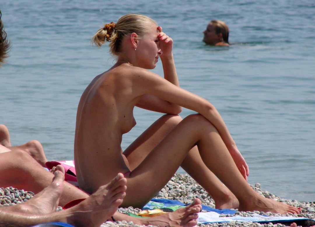 Pecho plano en una playa nudic