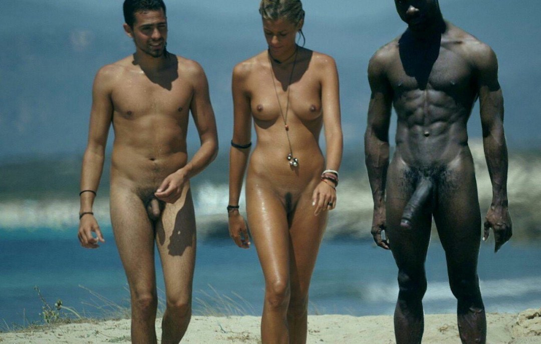 Negro con grandes pollas en la playa