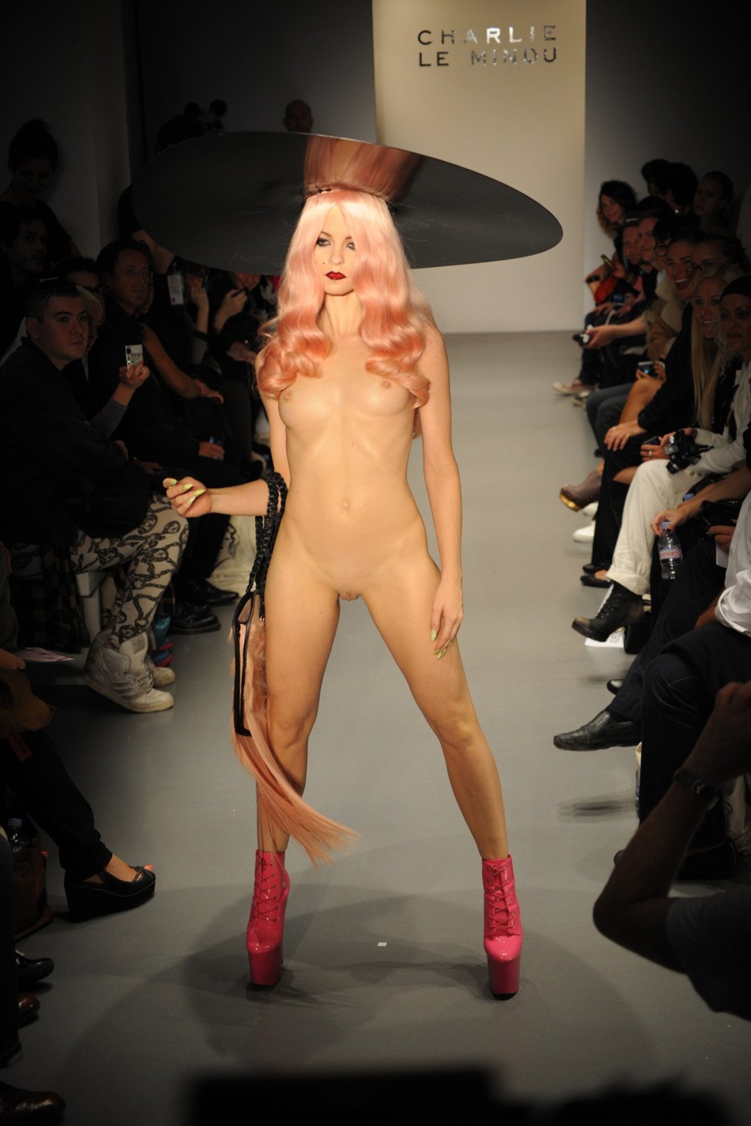 Moda desnuda Charlie le Mind