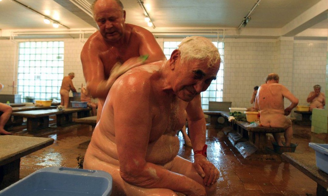 Baño de hombres ancianos