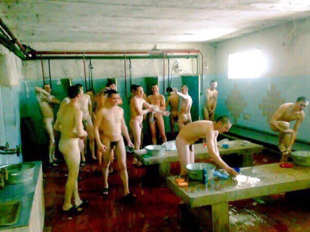 Desnudo en un baño público
