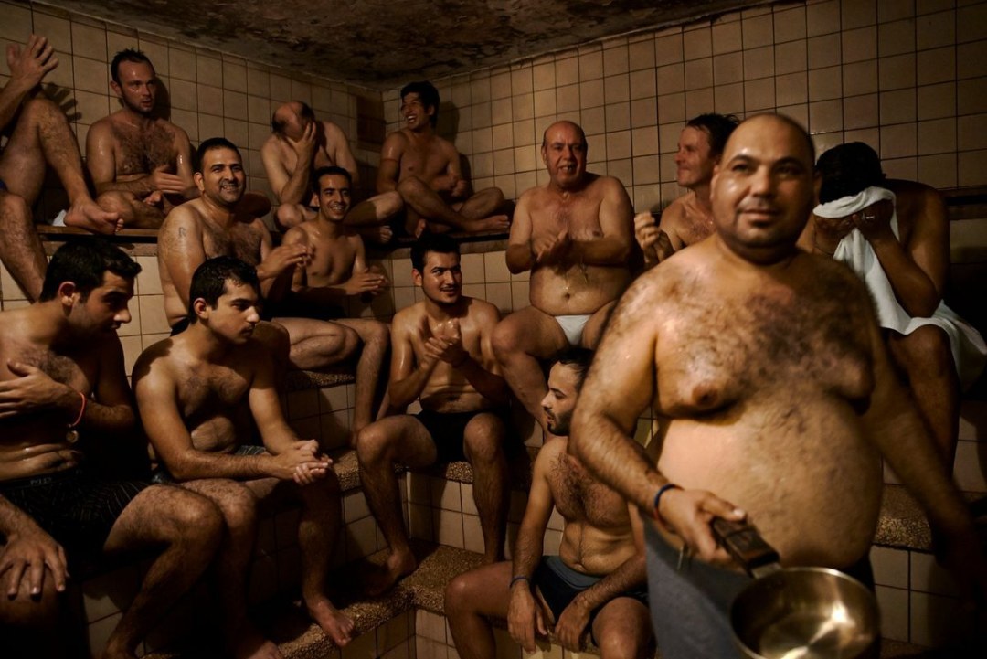 Hombres en una casa de baños pública