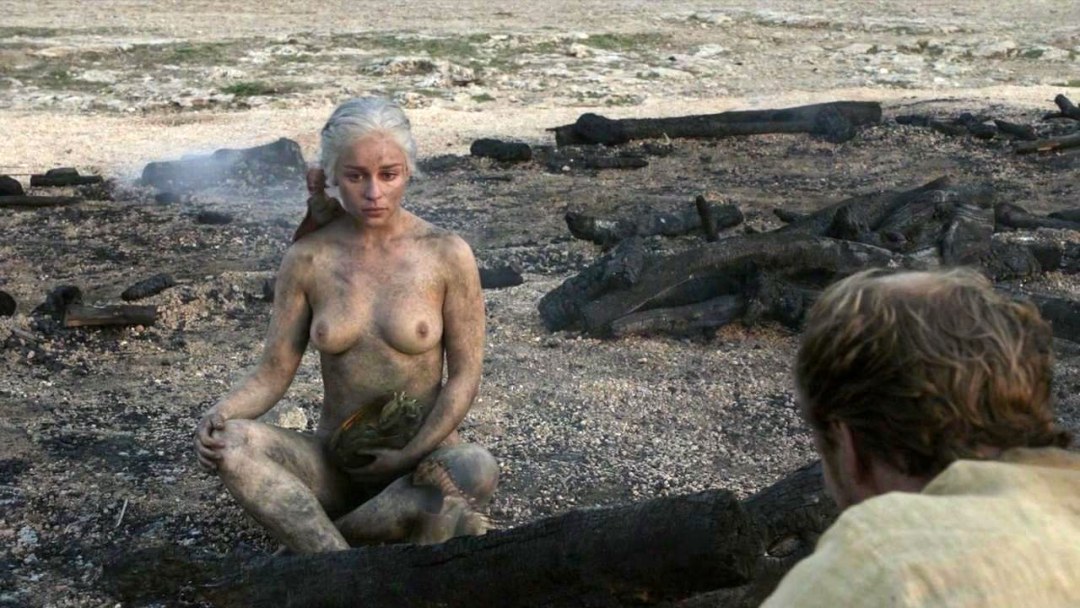 Erótica Emilia Clark en el Juego de Tronos