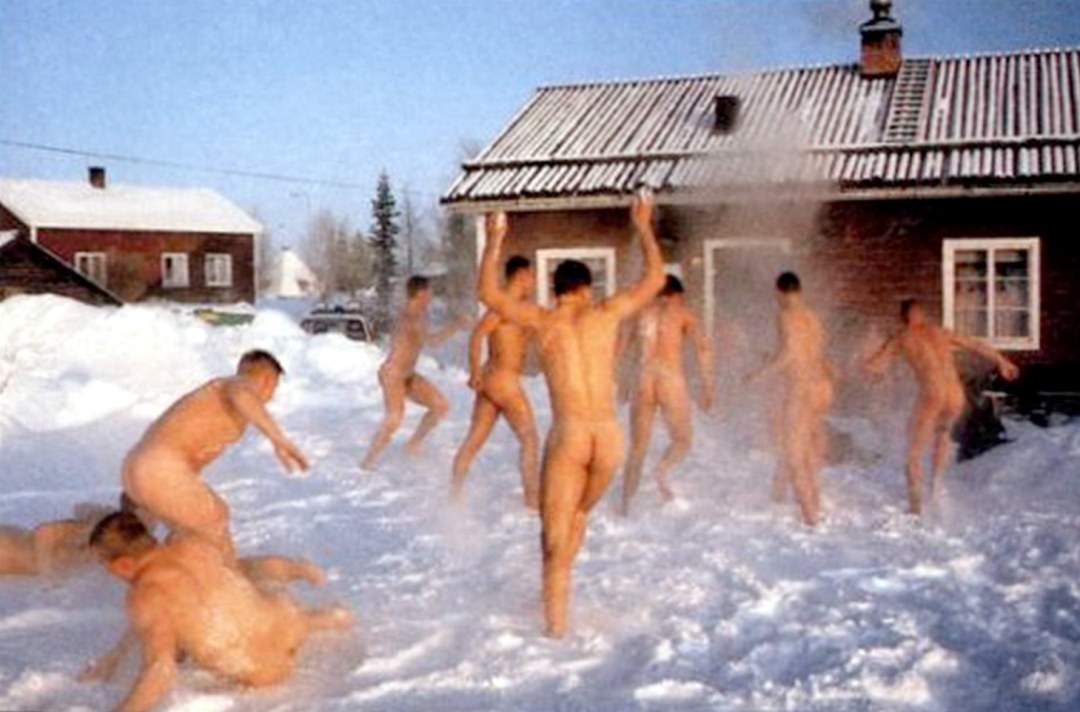Niños desnudos en la sauna en invierno