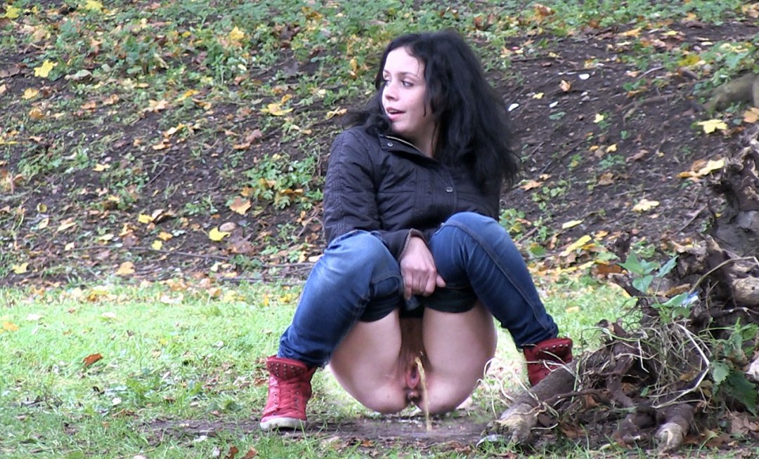 Chica caca en el parque