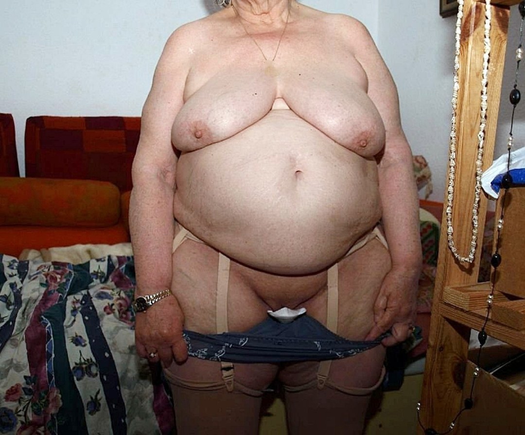 Ancianas con enorme barriga aceitosa