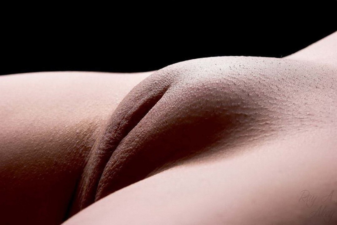 Hermosa femenina afeitada pubis