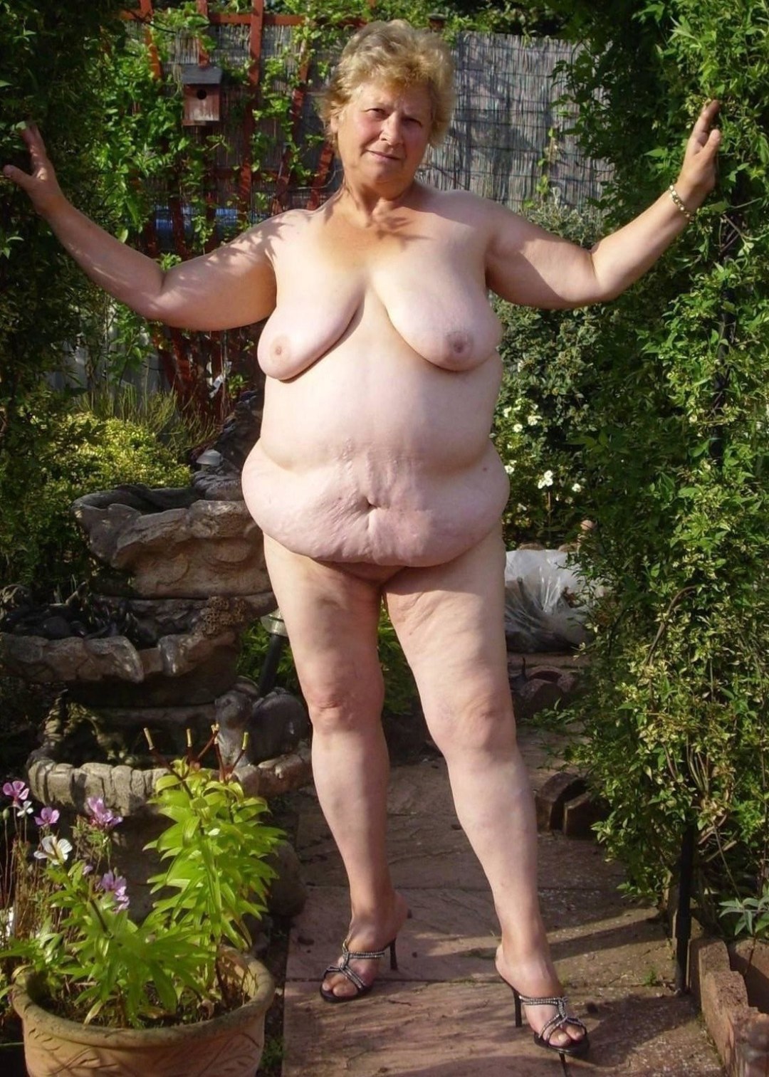 Viejas abuelas desnudas en el país