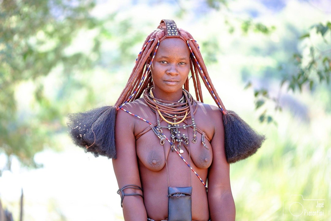 Khimba mujer desnuda