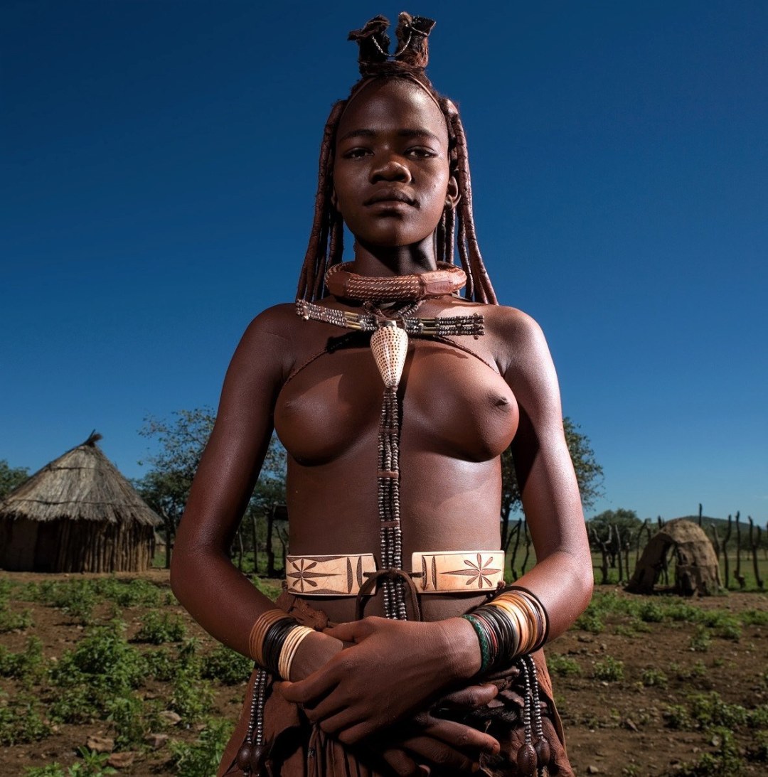 Khimbia himibia niña desnuda