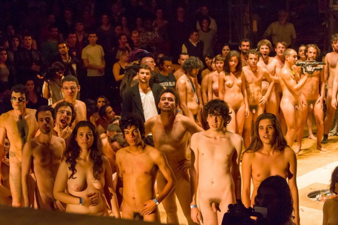 Actores desnudos en el escenario del teatro