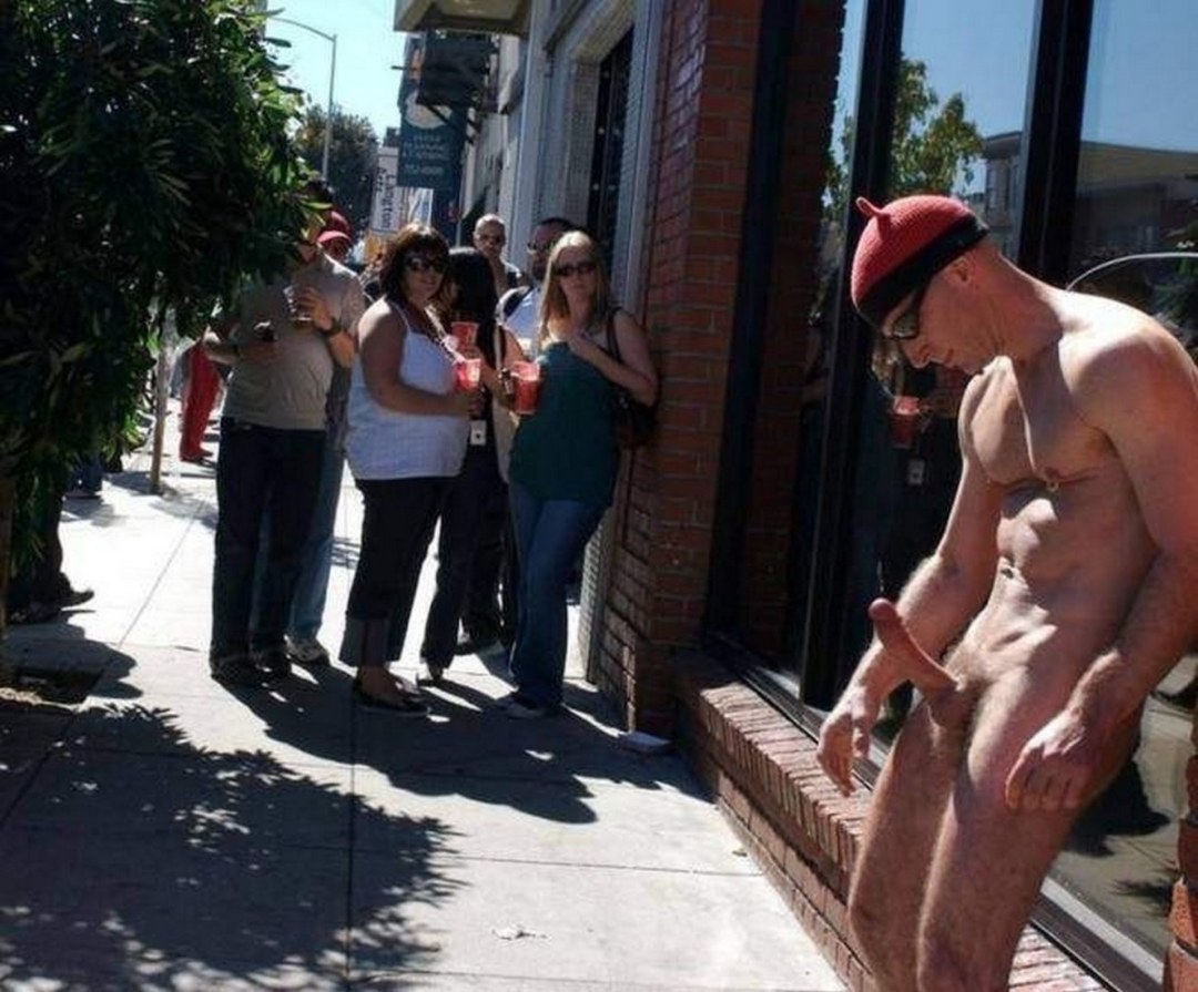Erección pública en la calle