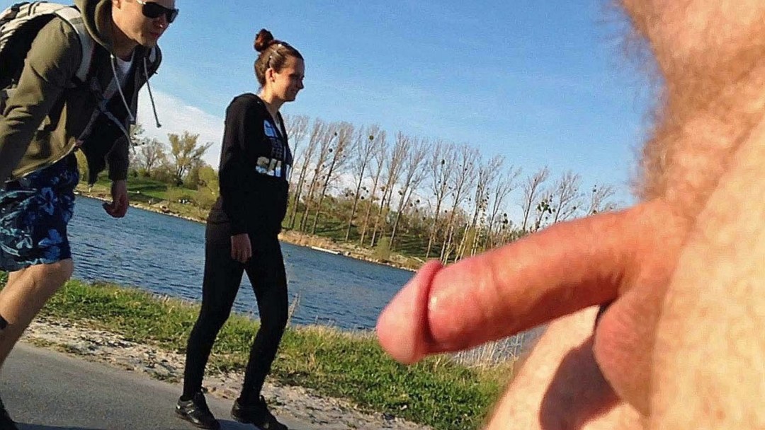Un hombre muestra a un miembro a los transeúntes -by