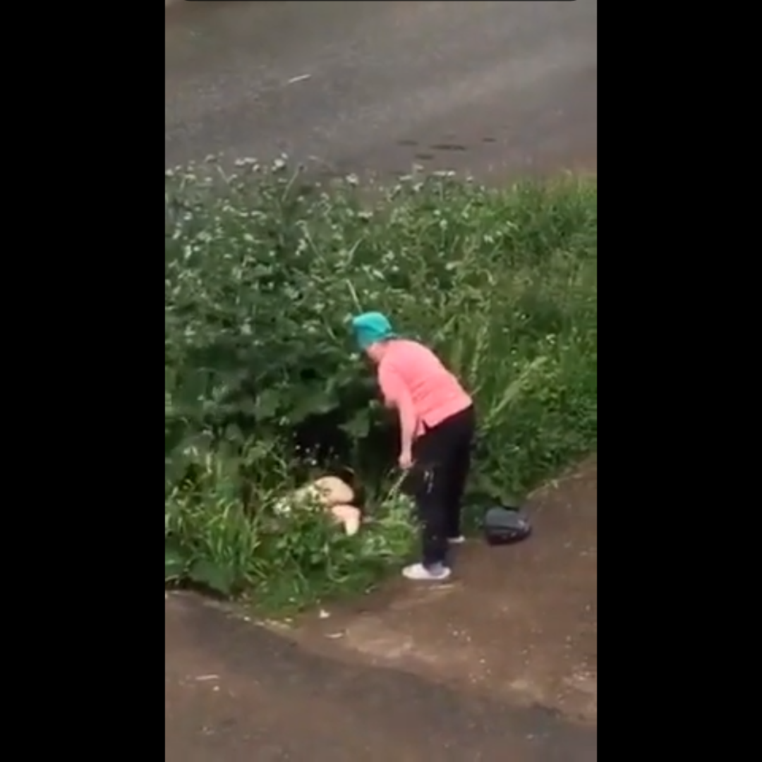 Una mujer en los arbustos