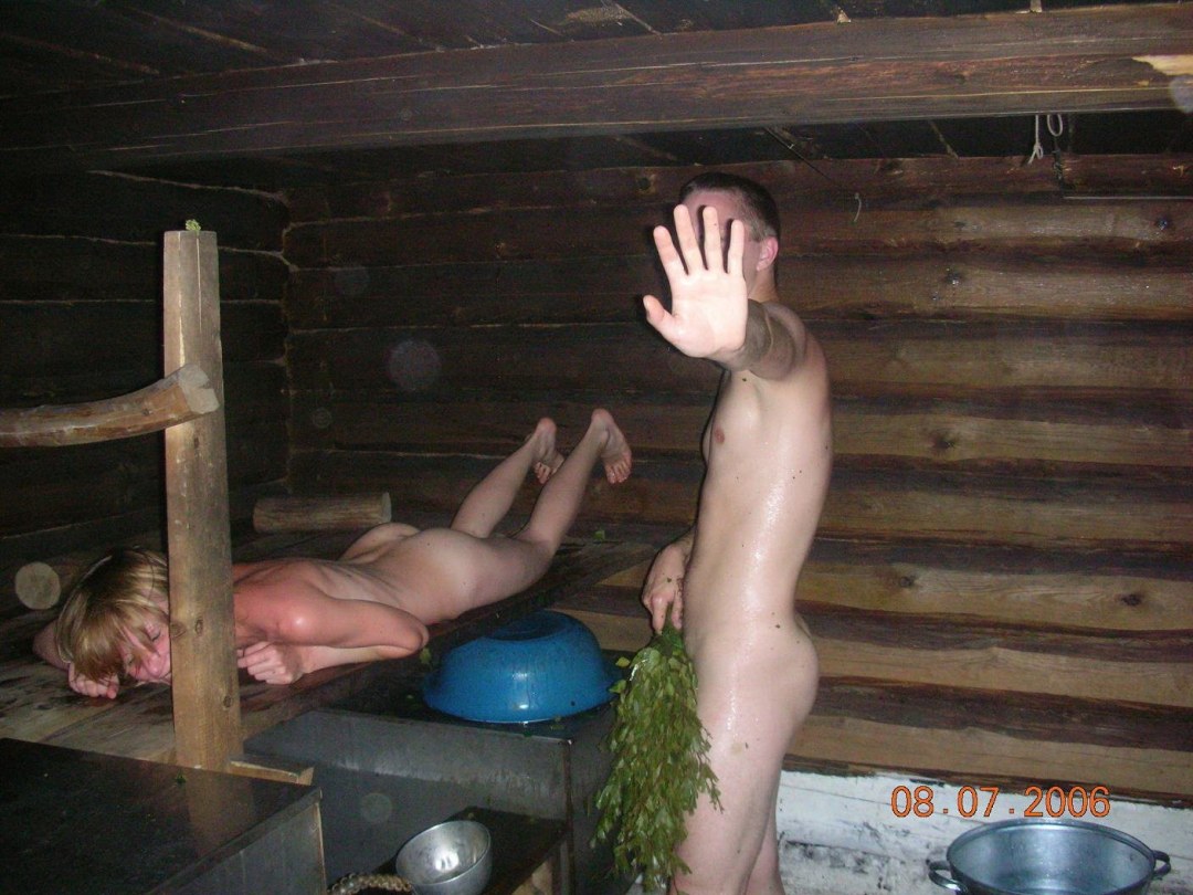 Chicas desnudas en un baño de pueblo
