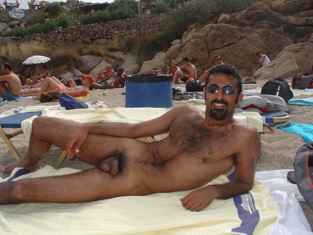 Hombre turco en la playa desnudo