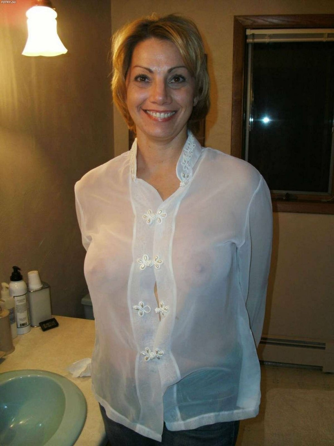 Maduro en una blusa transparente