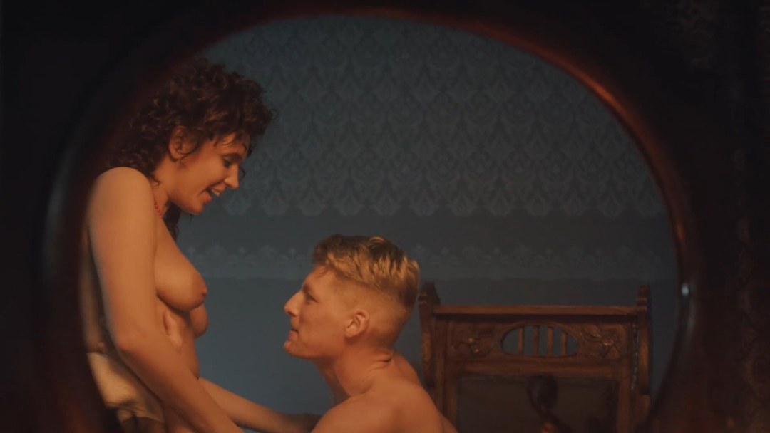 Yanina Melekhova una hora antes del amanecer desnuda