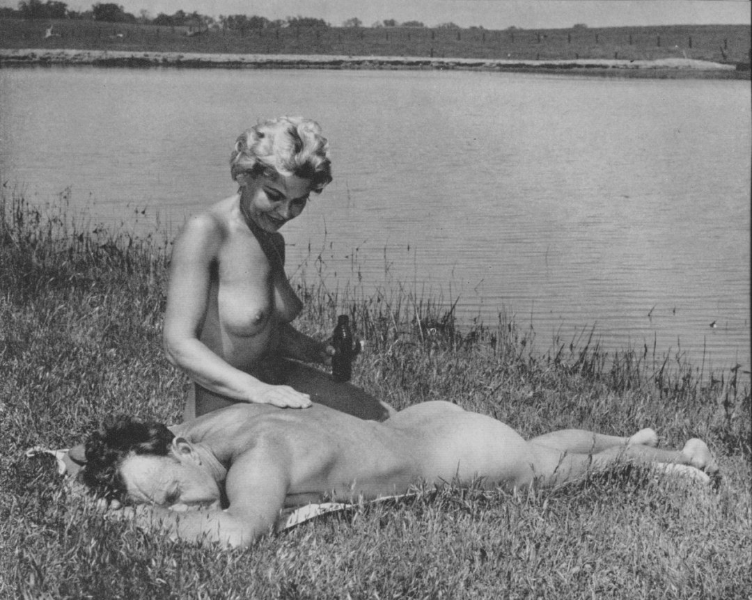 Retro en el río trajes de baño desnudo