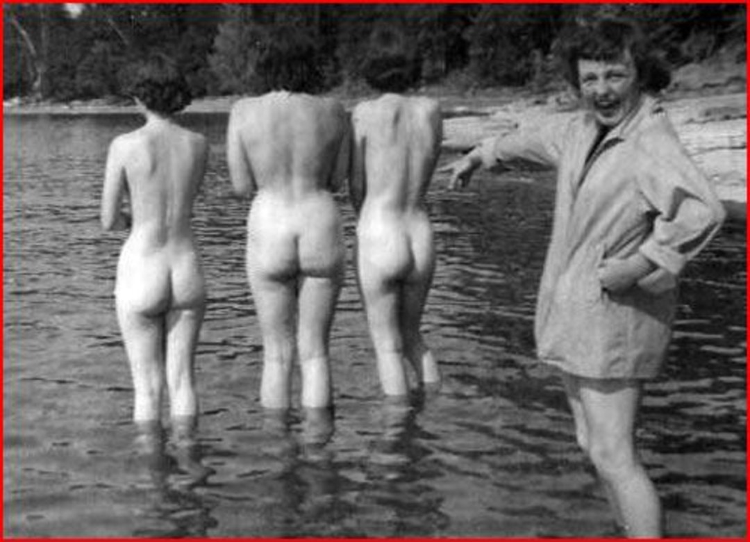 Mujeres desnudas de baño retro