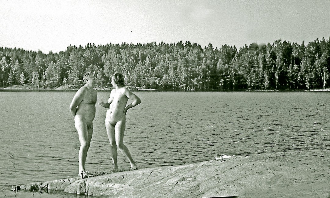 Mujeres desnudas en el lago Ladoga