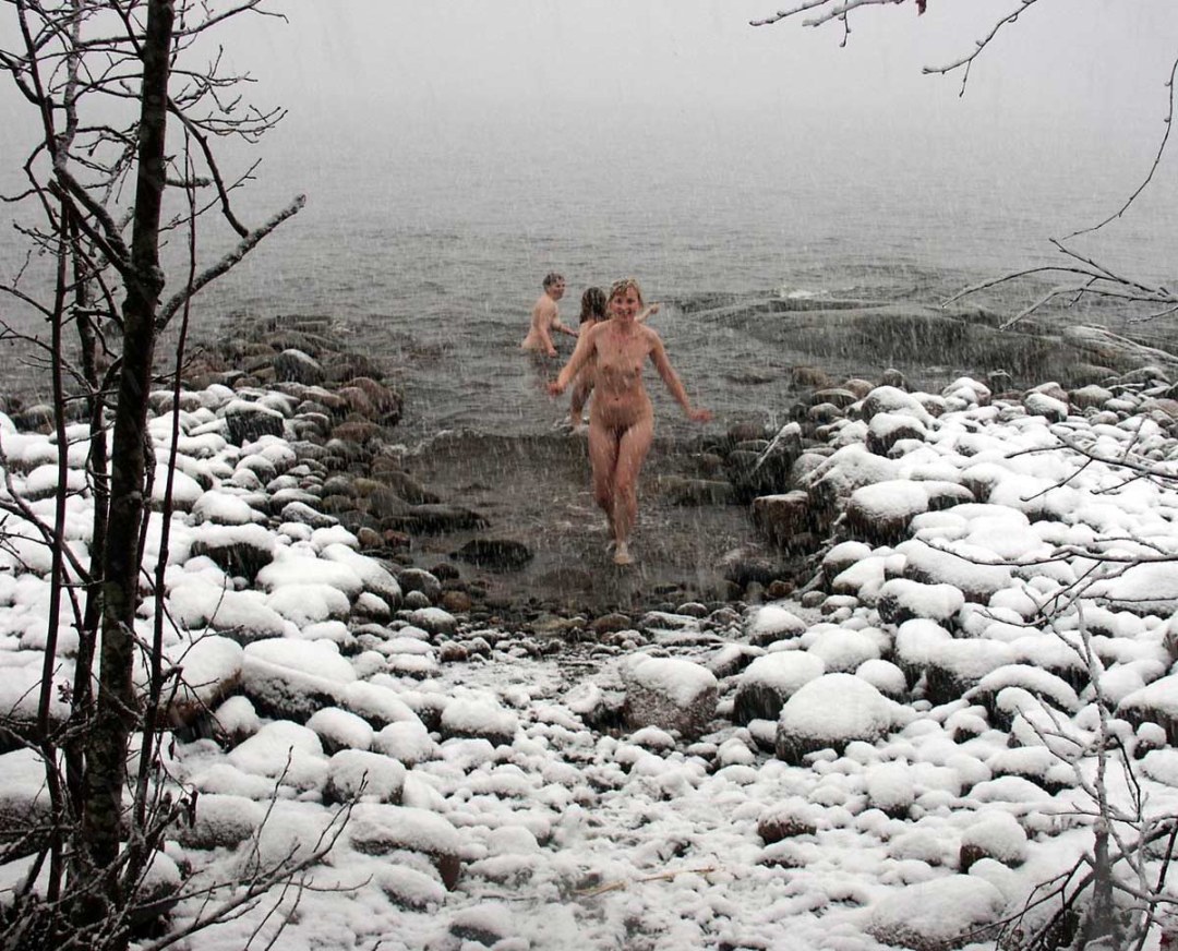 Bañarse desnudo en el pueblo de retro