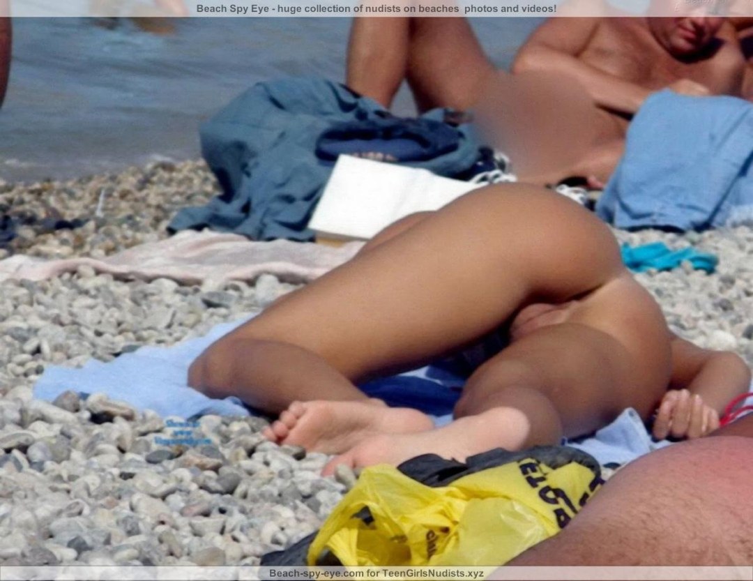 Chicas en la playa espiadas