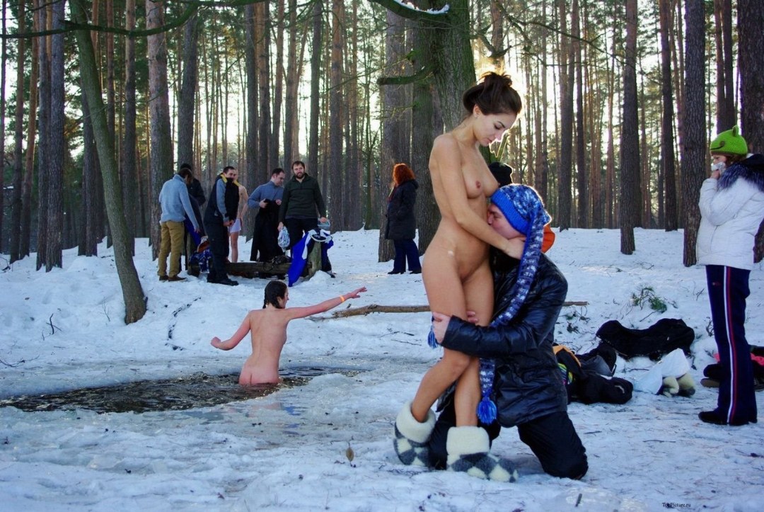 Desnudo en el agujero para el bautismo
