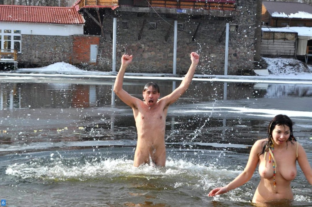 Baño desnudo para el bautismo