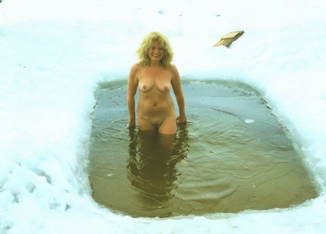 Las mujeres desnudas se bañan en el agujero