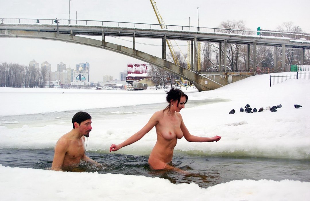Las mujeres desnudas se bañan en el agujero