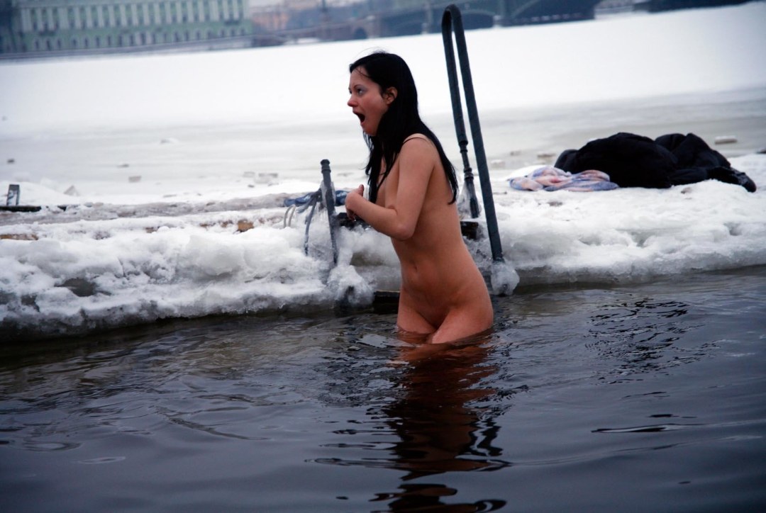 Las mujeres desnudas se bañan en el agujero