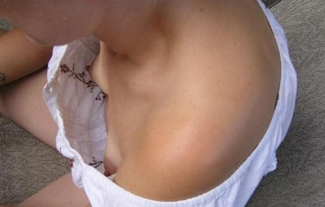 Hermosos senos debajo de una blusa