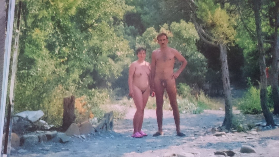 Pareja nudisia en un pícaro de bicicleta
