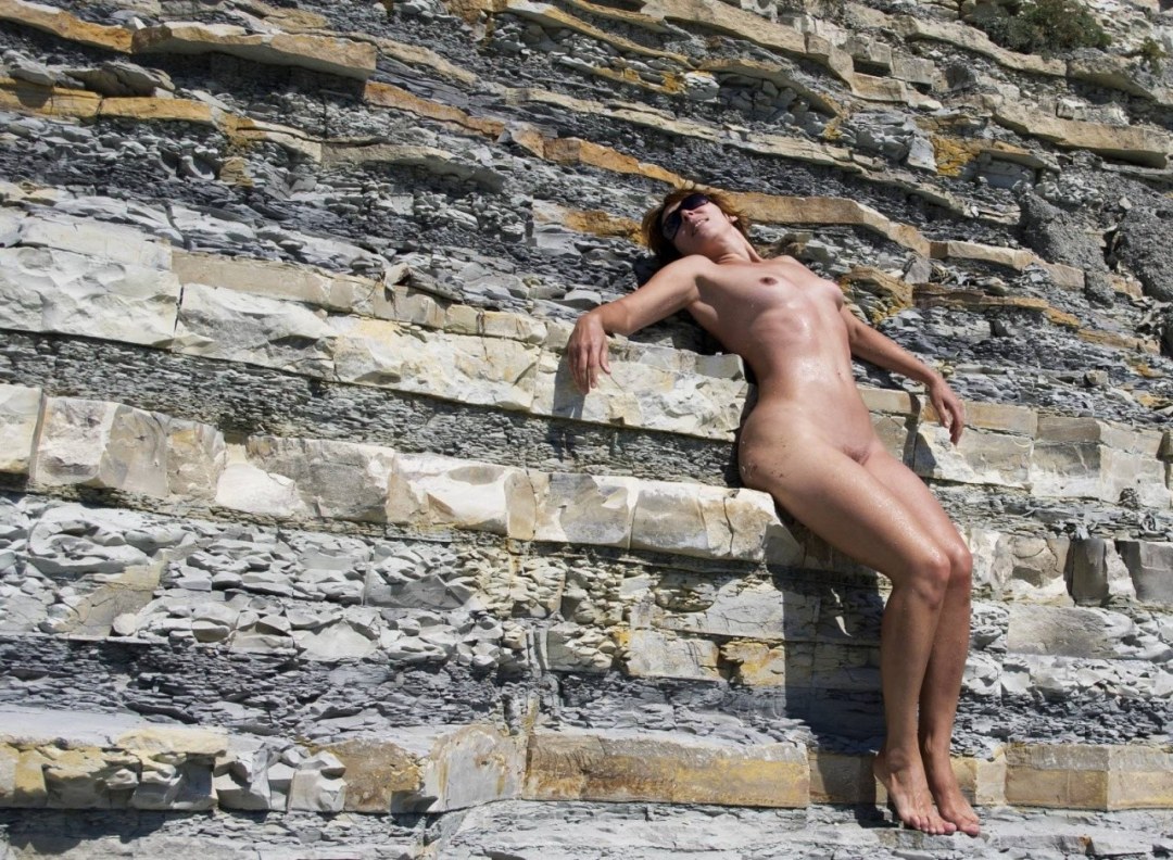 Nudistas desnudos en la playa de Divnomorsk