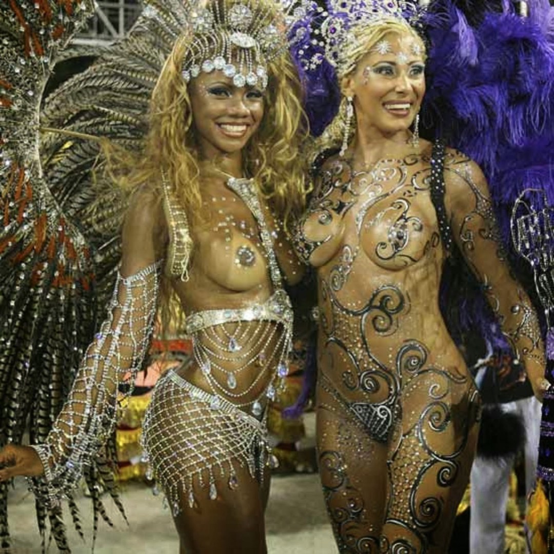 Brasileños desnudos en el carnaval en Río de Janeiro