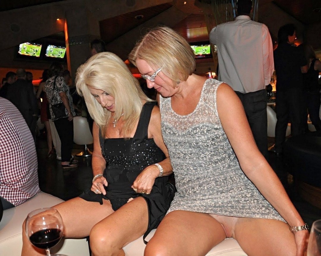Chicas sin bragas en una fiesta