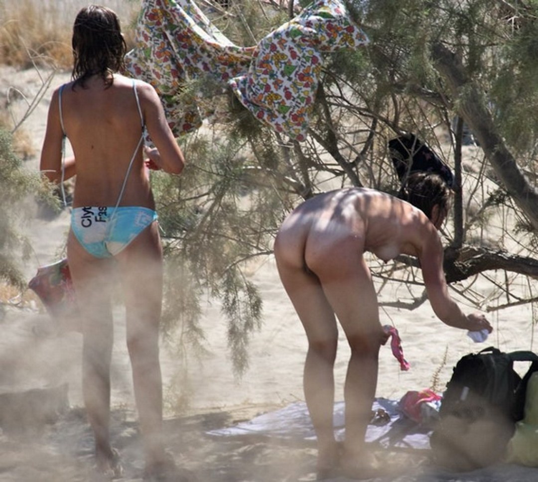 Las chicas se cambian de ropa en la playa